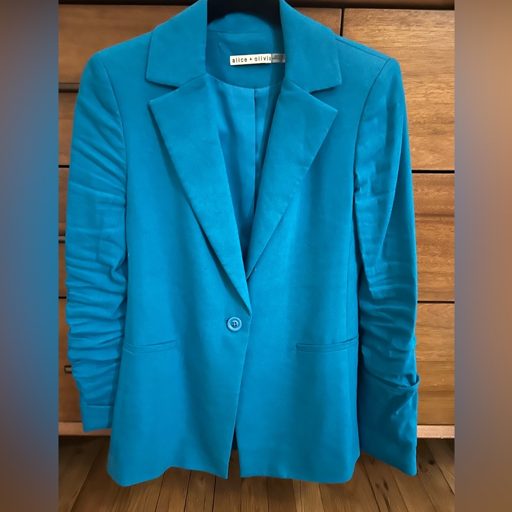 Alice + Olivia “Denny” Linen Boyfriend Blazer in Chambray